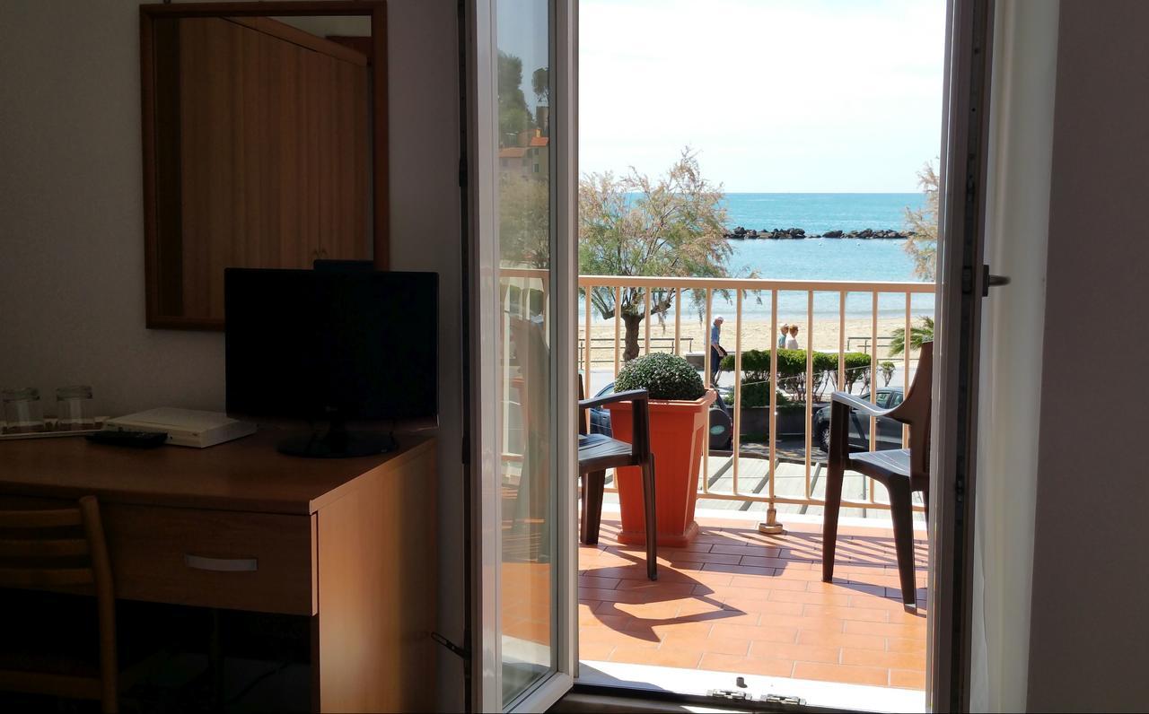 Albergo Nettuno Леричи Экстерьер фото